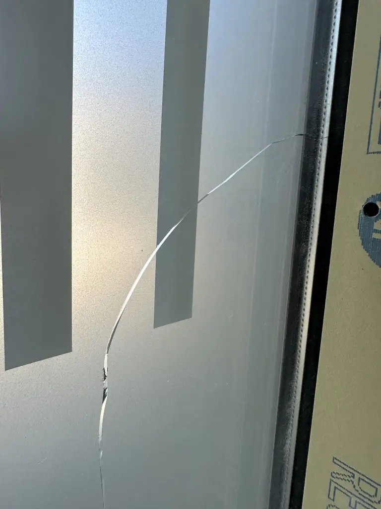 Exemple réel de casse thermique sur fenêtre double vitrage: contraintes différentielles, microfissures et rupture en étoile.