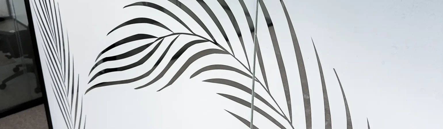 Vitrophanie sur mesure avec motif graphique sur cloison vitrée de bureau