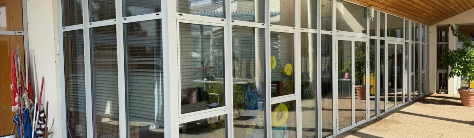Fenêtre équipée d’un film anti-chaleur transparent, laissant entrer la lumière tout en réduisant l’éblouissement.
